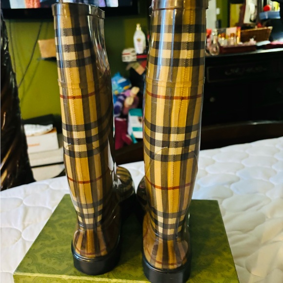 Burberry boots in great condition - Picture 2 of 3